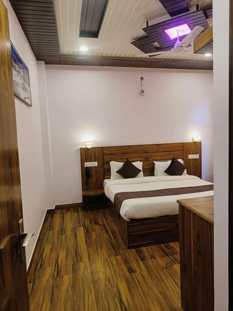 Hotel Kasauli View Cafe Restaurant Open Terrace Mountain View Exteriör bild